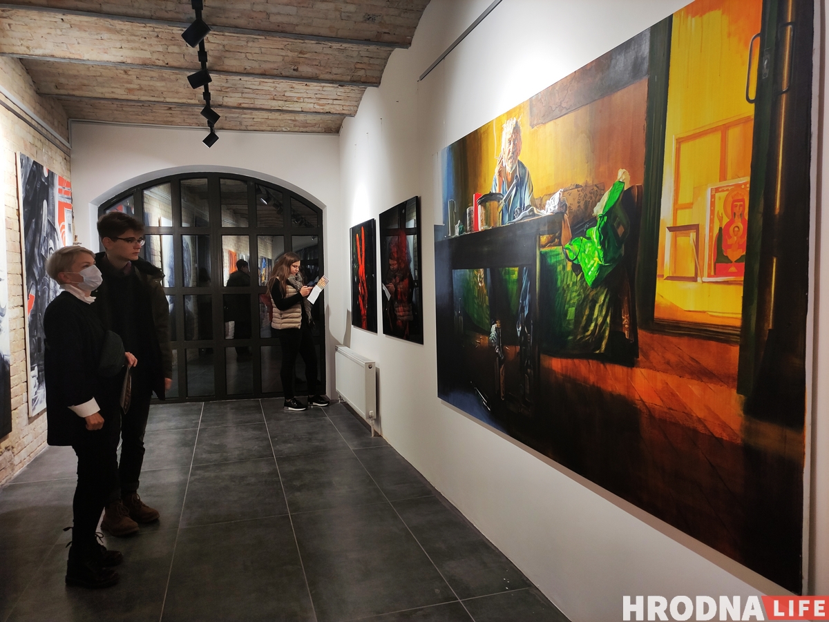 Сяргей Грыневіч адкрыў выставу пра ўнутраную эміграцыю з “неліквіднымі” карцінамі