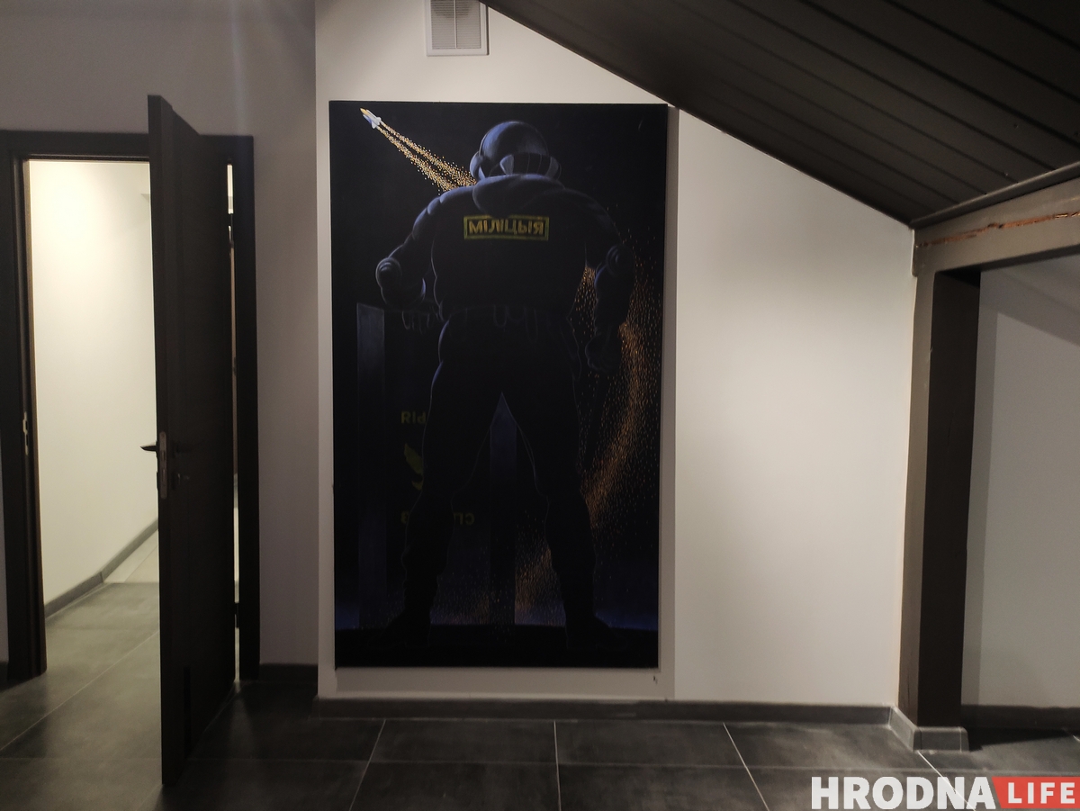 Сяргей Грыневіч адкрыў выставу пра ўнутраную эміграцыю з “неліквіднымі” карцінамі