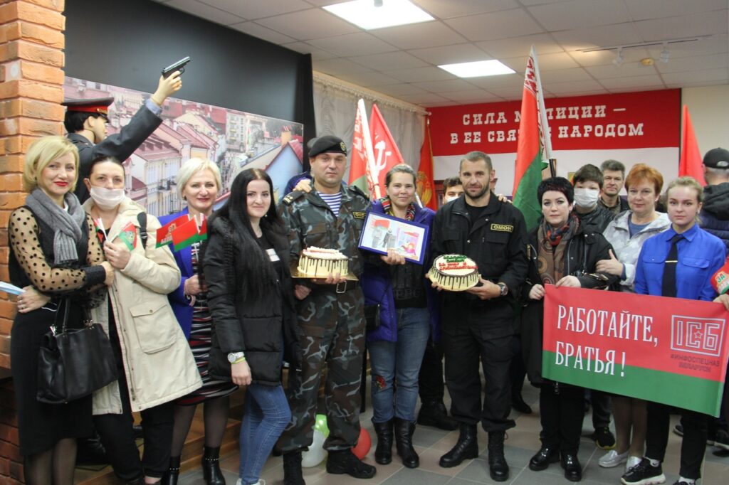 "Усе людзі вам удзячныя". Ігумення Гаўрыіла прынесла тарты для гродзенскага АМАПа і міліцыі
