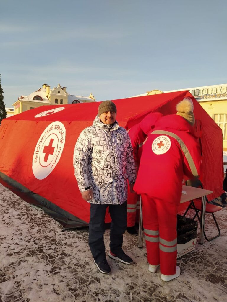 “За першы дзень - 300 чалавек”. Пункт абагрэву Чырвонага крыжа пачаў працу ў Гродне