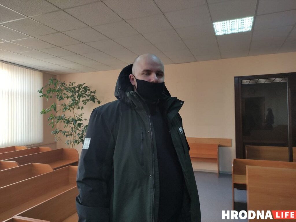 Гродзенца асудзілі на 3,5 гады турмы за кінуты ў мікрааўтобус АМАП бетон. Яго ўзялі пад варту ў зале суда