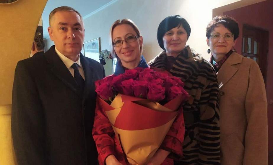 Гном с флажком провел одиночный пикет на подоконнике. Сейчас его владельца судят