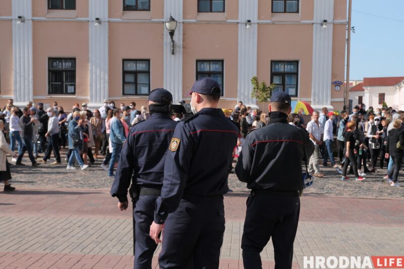 Затрыманні на працы, агляды дома. На што маюць права міліцыянты ў рамках адміністрацыйнай справы?