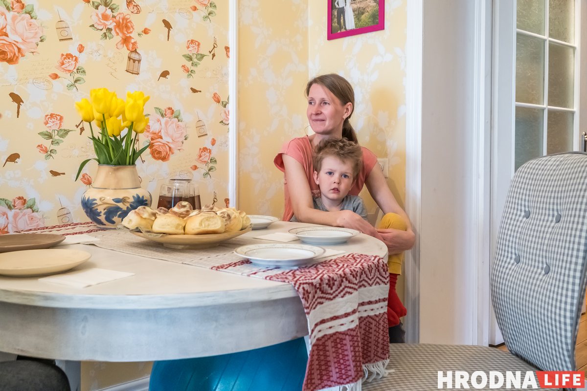 «Дом будавалі для супрацоўнікаў тэкстыльнага камбінату». Як выглядае кватэра сям'і гісторыка і праграміста ў Гродне