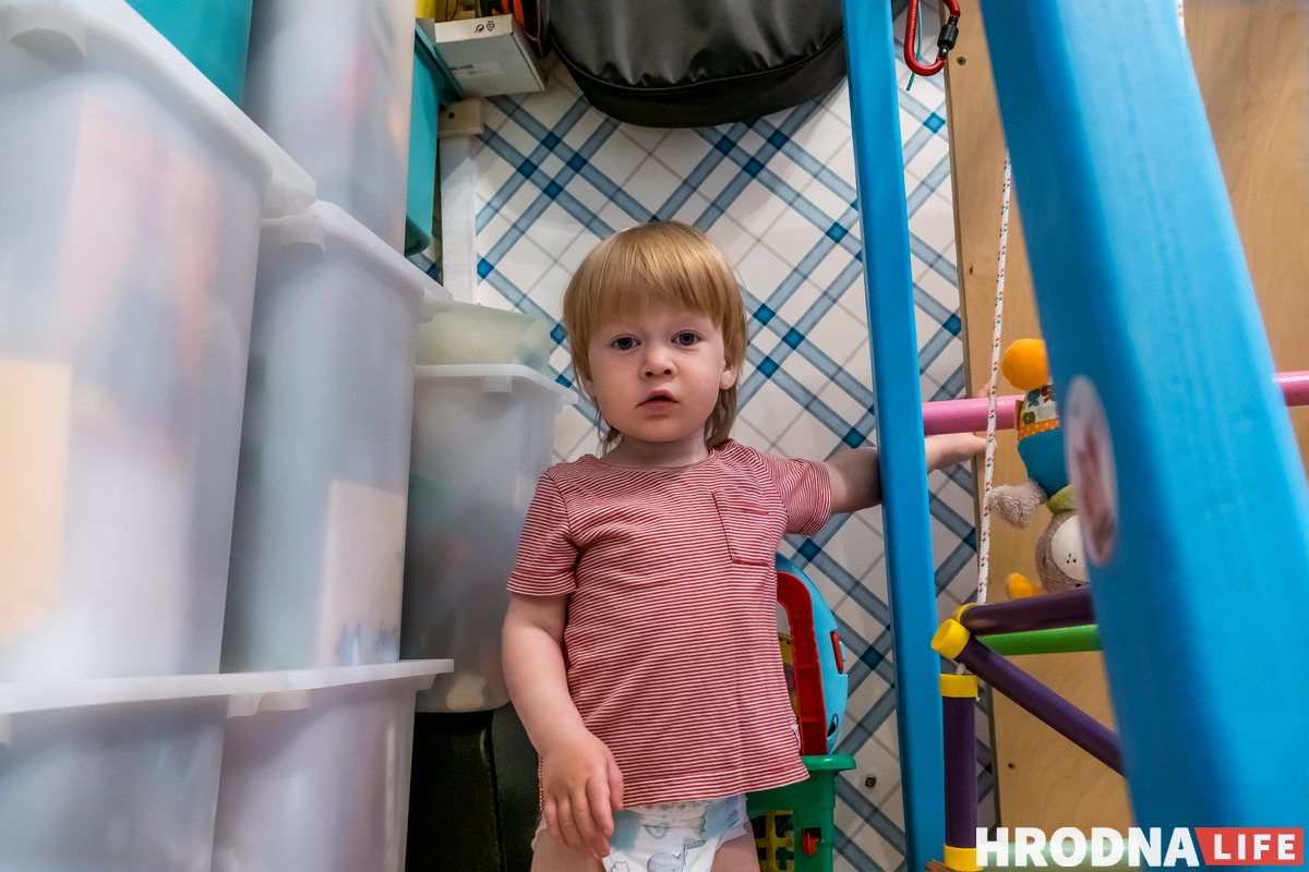 «Дом будавалі для супрацоўнікаў тэкстыльнага камбінату». Як выглядае кватэра сям'і гісторыка і праграміста ў Гродне