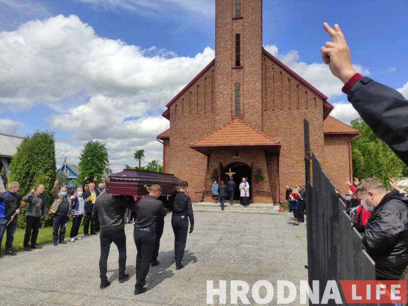 Накрылі "родным сцягам". Як у Бярозаўцы развіталіся з Вітольдам Ашуркам