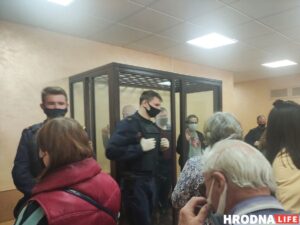 Шесть лет тюрьмы за брошенный стаканчик. В Гродно продолжился суд за насилие над ОМОНовцами