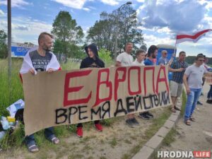 «Вызваліце палітвязняў і адкрыйце мяжы». На польска-беларускай мяжы пачаўся намётавы мітынг