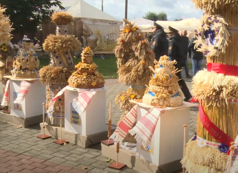 Рыбалка в фонтане, капустный боулинг и “Сахарные игры”: интересные моменты с Дожинок в Скиделе