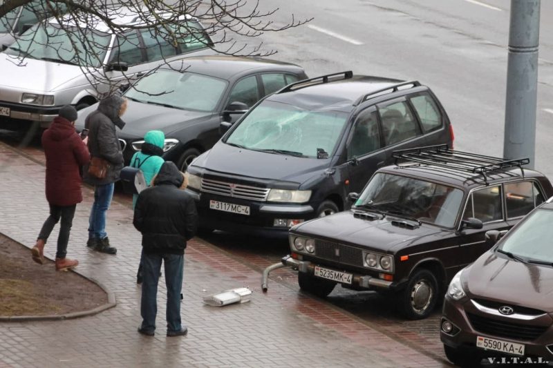 На Горновых с Mcdonald’s сорвало крышу, а на Горького фонарь упал на автомобиль. Что еще пострадало в Гродно от мощного ветра