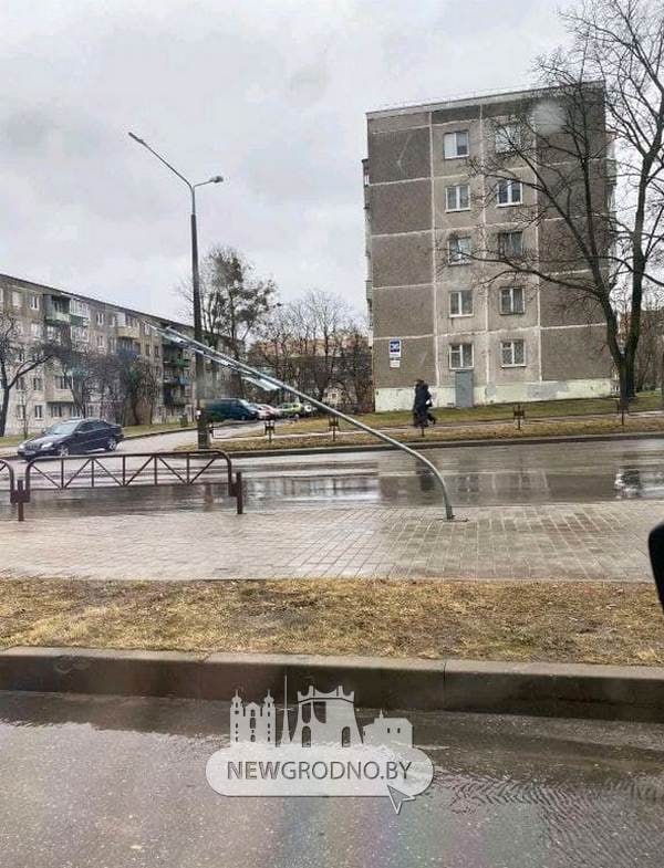 На Горновых с Mcdonald’s сорвало крышу, а на Горького фонарь упал на автомобиль. Что еще пострадало в Гродно от мощного ветра