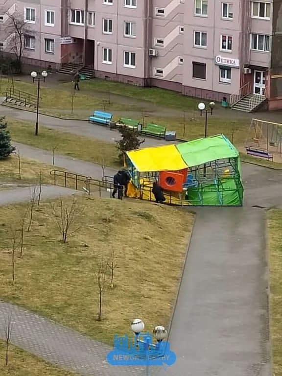 На Горновых с Mcdonald’s сорвало крышу, а на Горького фонарь упал на автомобиль. Что еще пострадало в Гродно от мощного ветра