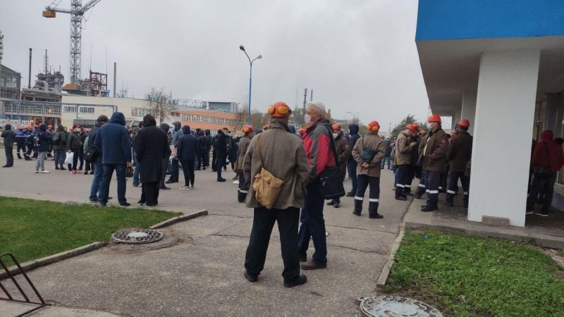 “Забрали телефоны и вербовали”. В Гродно задержали шесть сотрудников “Гродно Азот” (обновлено)