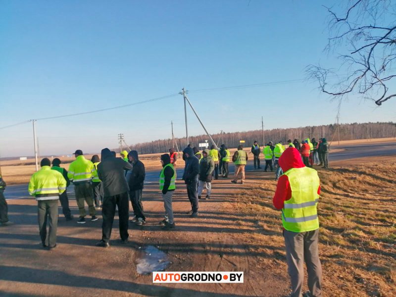 Очереди и конфликты на границе: возле “Берестовицы” организовали накопитель для автомобилей (обновлено)