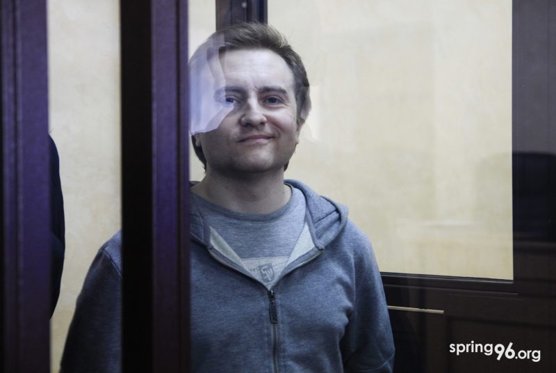Политзаключенного Дмитрия Фурманова содержат в карцере более месяца. Как родители готовятся встретить его на свободе