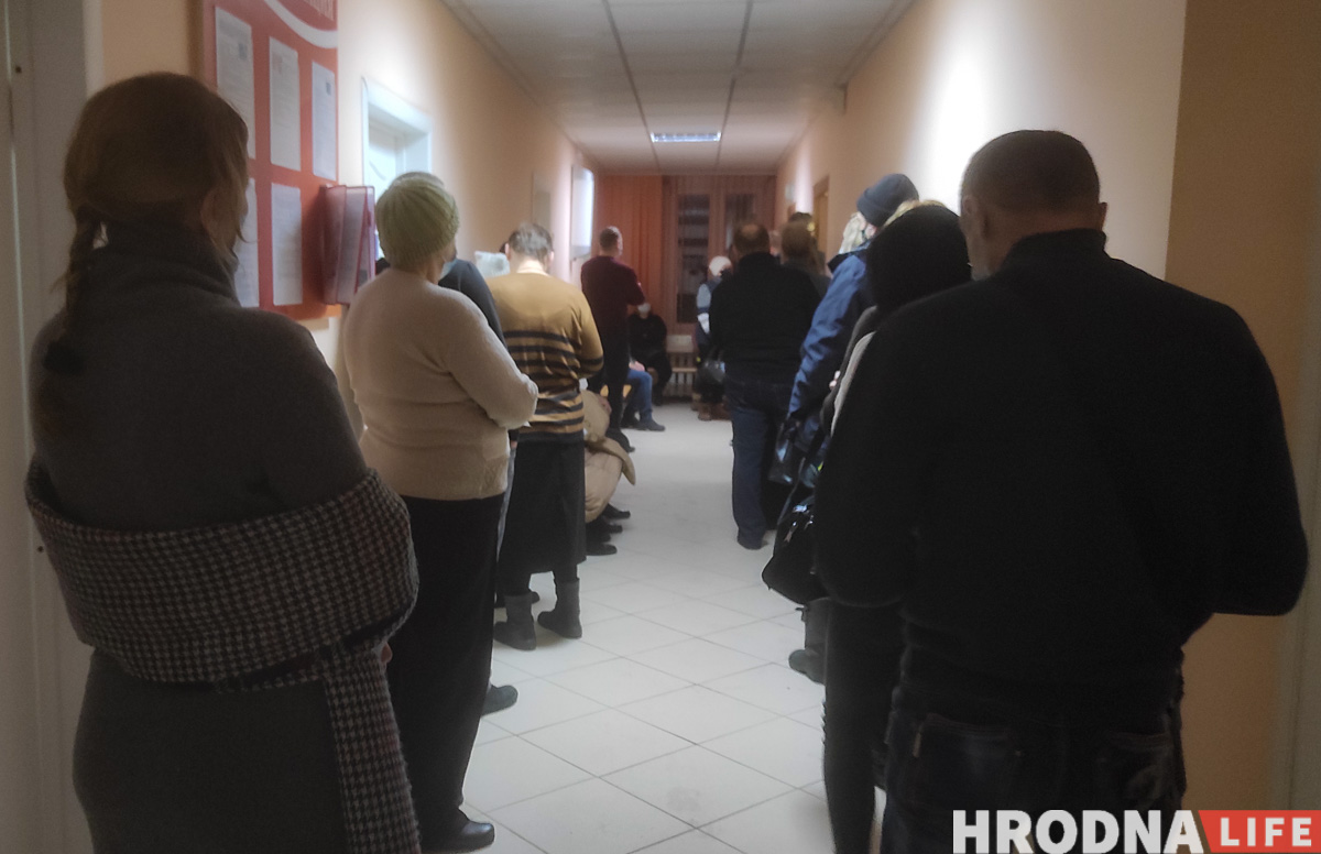 “Даслалі ратаваць сусвет”. Гродзенскія студэнткі распавялі, як працуюць у паліклініцы і чаму не адпраўляюць на тэсты