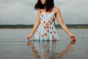 платье сукенка лето женская одежда Фото: Jessie Kenaston, unsplash.com