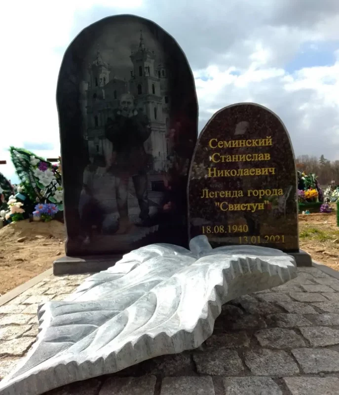 Гродзенскаму вулічнаму музыку "Свістуну" паставілі помнік - за кошт камнеапрацоўчага завода