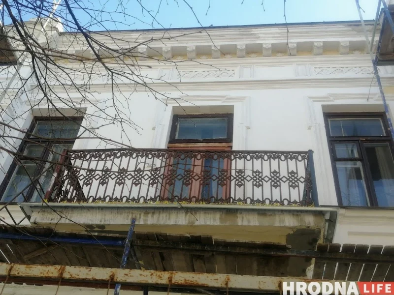 Дзверы адрэстаўруюць, дах заменяць. У Гродне ідзе капітальны рамонт найстарэйшай камяніцы горада