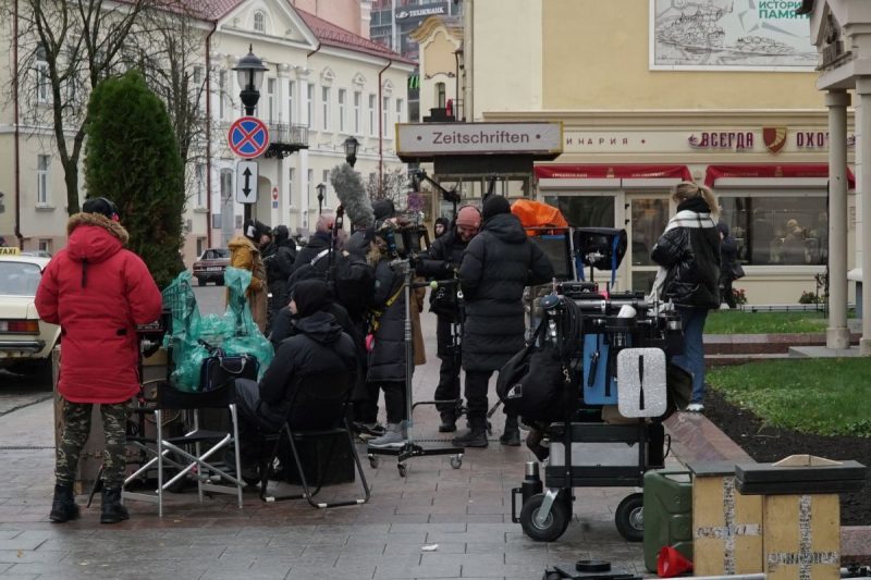 У цэнтры Гродна развесілі нямецкія сцягі: здымаюць фільм пра шпіёнаў і архівы Штазі
