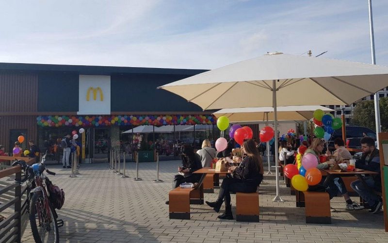 Чакалі адкрыцця 20 гадоў, а з экскурсій у Мінск прывозілі “Хэпі мілы”. Чым гродзенцам запомніўся McDonald’s, які хутка стане «Вкусно — и точка»