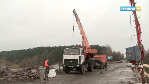 Рамонт Новага моста ў два разы складаней за Румлёўскі. Ужо дэмантавалі частку парэнчаў, на чарзе тратуары