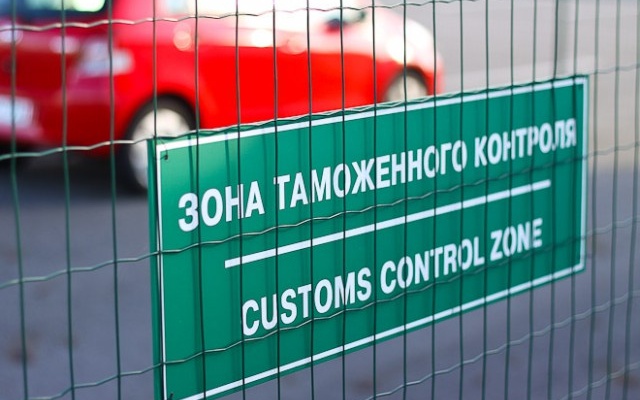 Прадаюць месцы, стаяць у чарзе, прывозяць тавары: 5 спосабаў заробку на “закрытых” межах