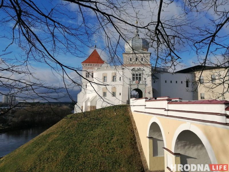 Каля Новага замка ўпарадкуюць стыхійную назіральную пляцоўку: больш не трэба будзе лазіць праз плот