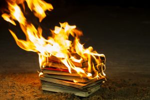 Забароненыя кнігі ў Беларусі - гэтая практыка нагадвае спальванне кніг у іншых аўтарытарных рэжымах