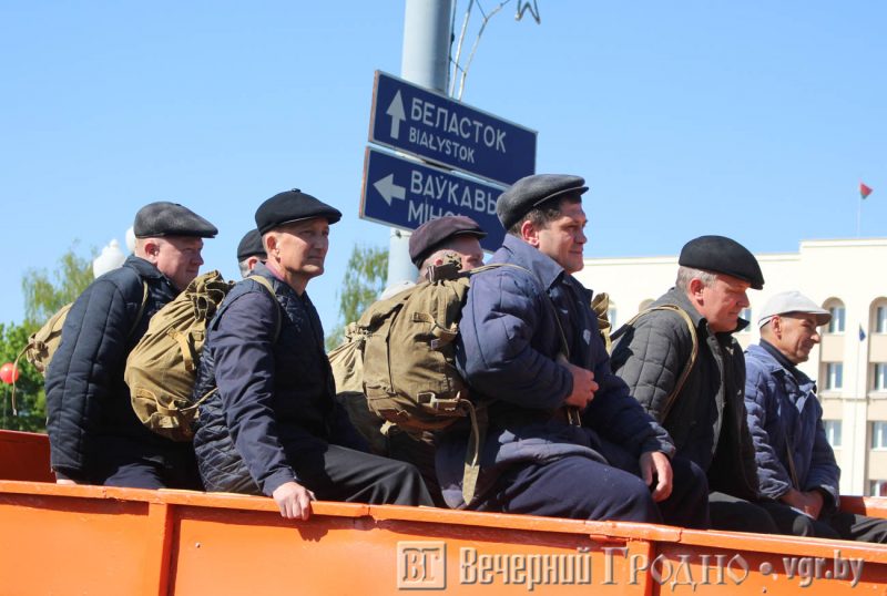 Аўтапарад, кветкі і расійскі сцяг над плошчай Леніна. Як у Гродне адзначаюць 9 траўня