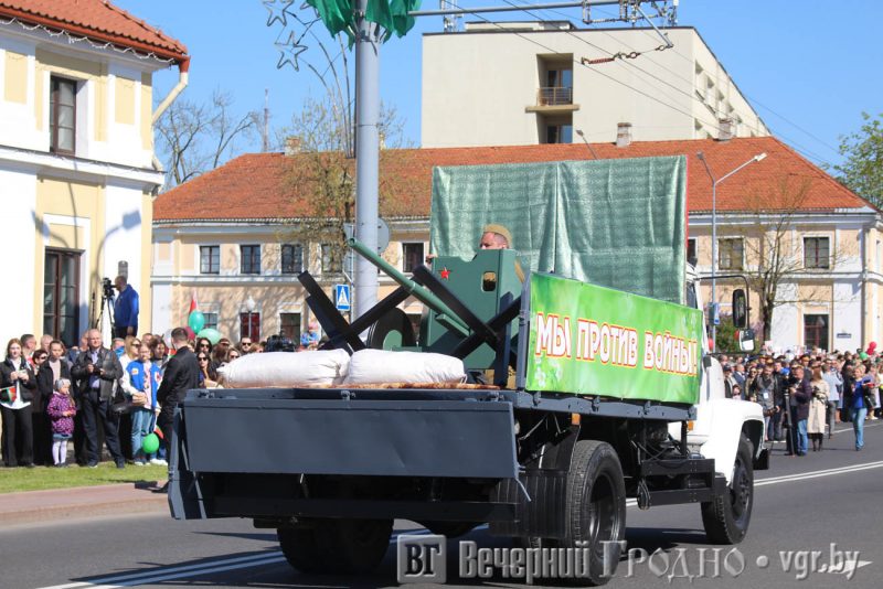 Аўтапарад, кветкі і расійскі сцяг над плошчай Леніна. Як у Гродне адзначаюць 9 траўня