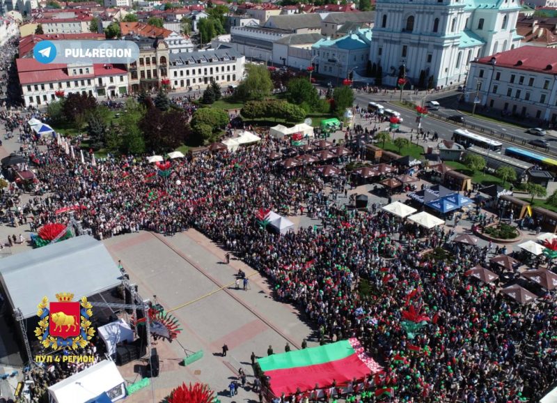 Аўтапарад, кветкі і расійскі сцяг над плошчай Леніна. Як у Гродне адзначаюць 9 траўня