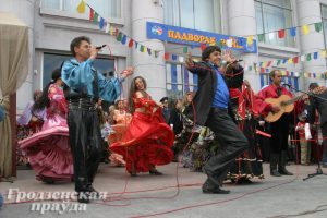 Члены суполкі выступаюць на фестывалі нацыянальных культур