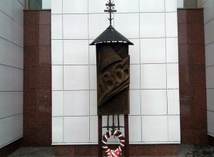 Памятны знак паўстанцам 1863 года на чыгуначным вакзале ў Гродне.
