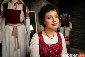 Кацярына Ваданосава ў традыцыйным строі з упрыгожаннямі брэнда Belaruskicry. Фота: Hrodna.life