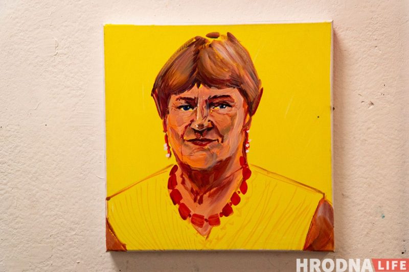 "Есть холм, с которого видно Брест”. Гродненский художник-эмигрант поехал в Тересполь, чтобы нарисовать Беларусь - и сделал выставку