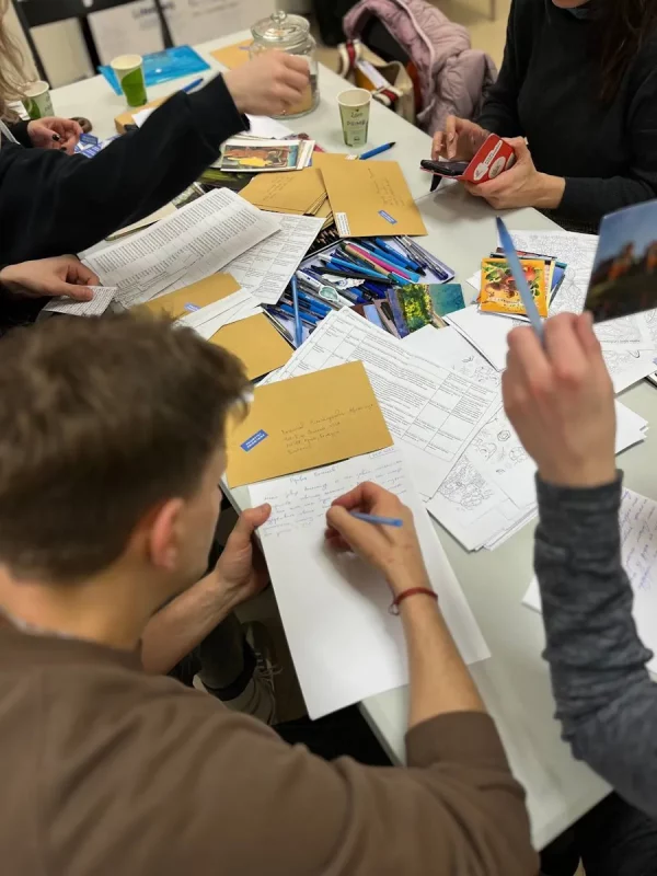 “У мяне план па лістах”. Беларусы Варшавы напісалі палітзняволеным 3400 лістоў - які шлях яны праходзяць?