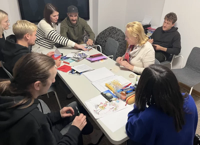 “У мяне план па лістах”. Беларусы Варшавы напісалі палітзняволеным 3400 лістоў - які шлях яны праходзяць?