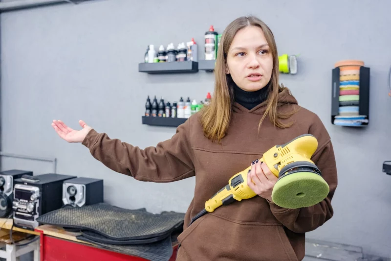“Гэта не для дзяўчат!” Гродзенская настаўніца змяніла прафесію - цяпер паліруе BMW і Audi