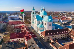 Візуалізацыя флагштока на плошчы Савецкай у Гродне. Згенеравана рэдакцыяй Hrodna.life у есць. Фота: Shutterstock.com via travel.by