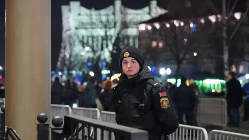 Міліцыя на вуліцах Гродна ў навагоднюю ноч 2024. Фота: t.me/Neman102