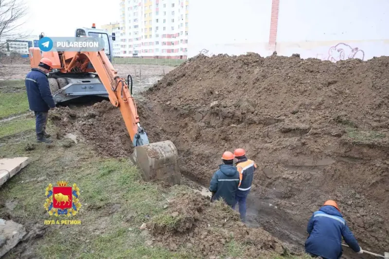 Тры вуліцы ў Гродне засталіся без вады і ацяплення: прарыў вадаправода ліквідуюць з другой гадзіны ночы