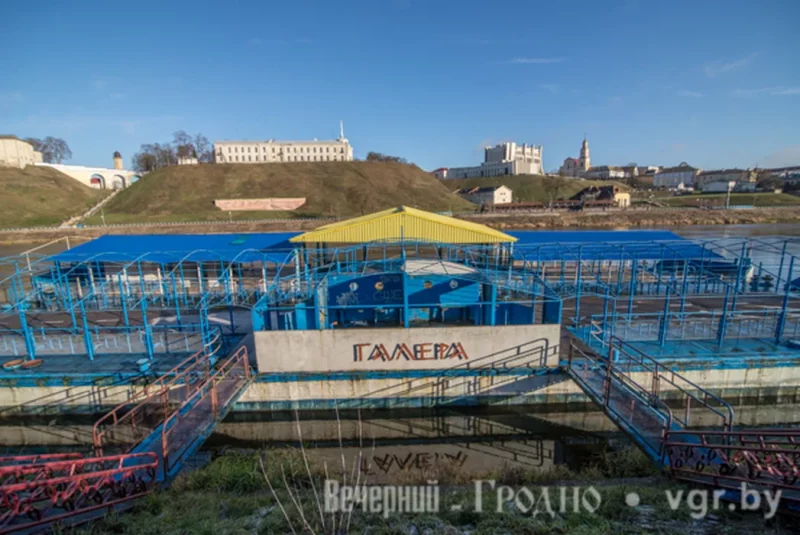 Былы рэстаран “Галера” на Нёмане адбуксіравалі з цэнтра Гродна