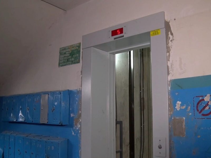 У Гродне ўсталёўваюць новыя ліфты з музыкай і шрыфтам Брайля. У якіх дамах яны з’явяцца?