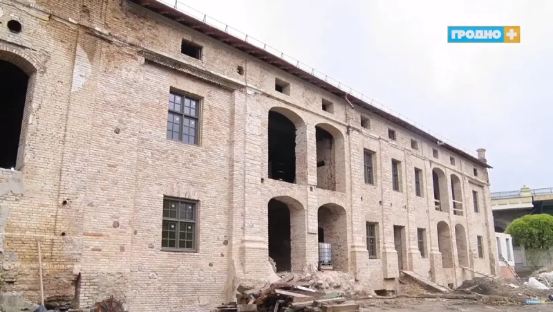 Гатовыя аздабляць, праводзіць камунікацыі і змяняць дах на галоўным корпусе. Што адбываецца на гродзенскім піўзаводзе?