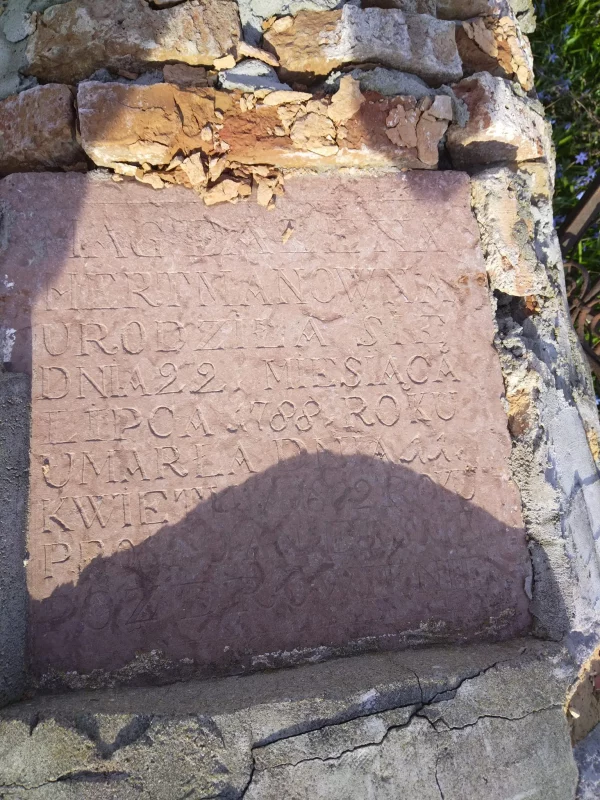 Поваленная могила 1802 года на гродненском кладбище