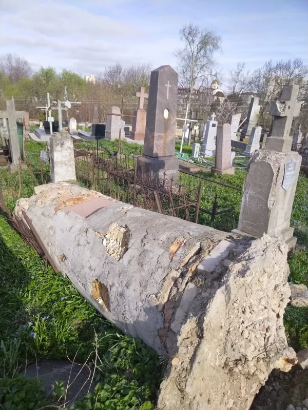 Поваленная могила 1802 года на гродненском кладбище