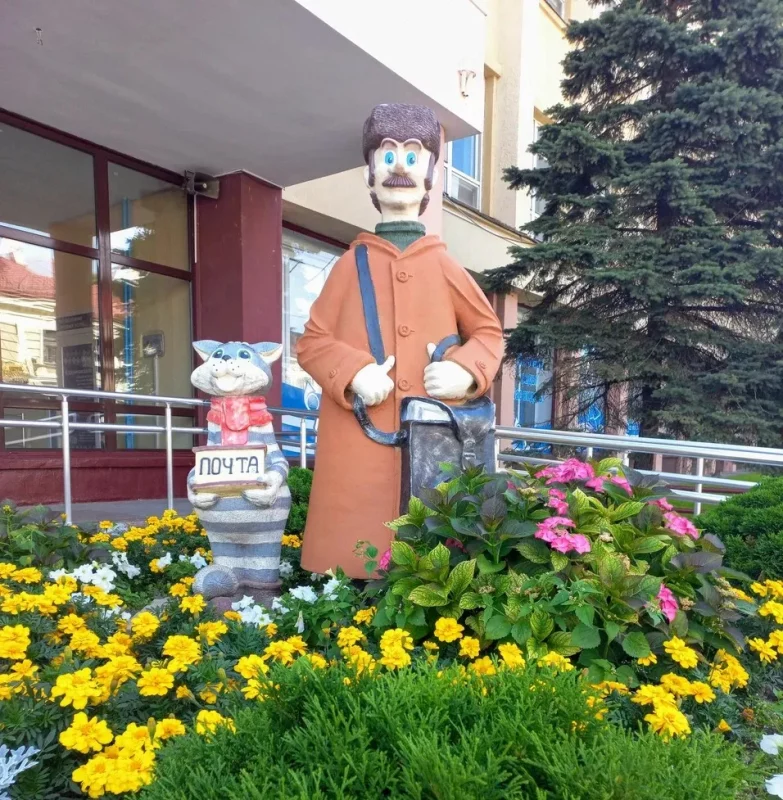 Фігура перад будынкам Гродзенскага філіяла РУП "Белпошта"