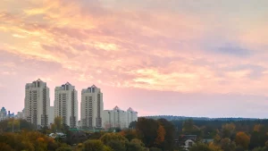 Шматпавярховыя дамы на завулку Паповіча ў Гродне. Фота: iStock