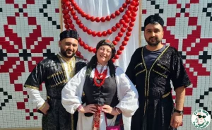 Фестываль нацыянальных культур у Клайпедзе. Удзельнікі Фестывалю нацыянальных культур з Беларусі і Азербайджана на фоне ўкраінскай фотазоны. Клайпеда, 26 траўня 2024.